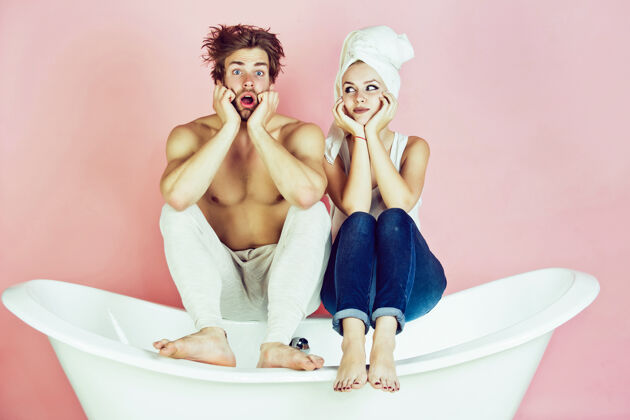 放松一对男女惊艳于浴缸spa和美容放松和卫生保健水洗发水浴缸