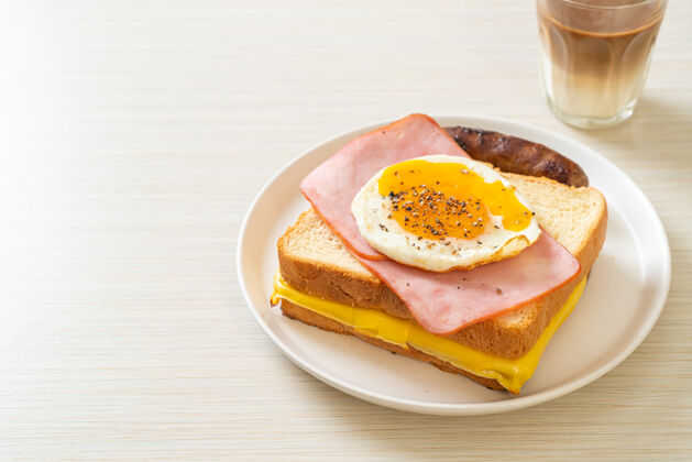 烤自制面包烤奶酪火腿煎蛋配猪肉香肠和咖啡当早餐传统新鲜肉