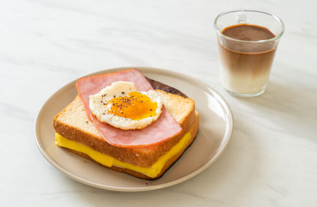 美味自制面包烤奶酪火腿煎蛋配猪肉香肠和咖啡当早餐木头法国薯条