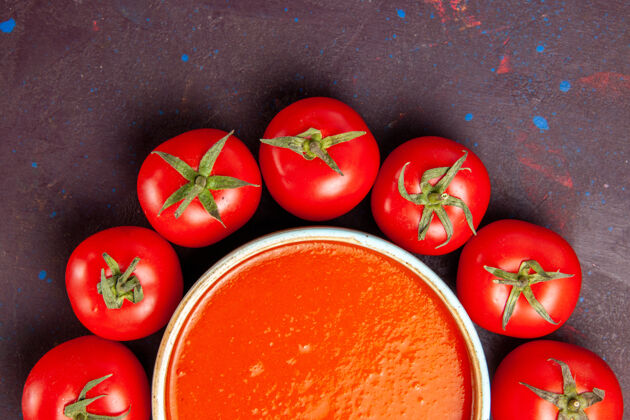 一餐顶上近距离观看美味的西红柿汤与新鲜的红色西红柿围绕在黑暗的空间新鲜圆圈汤