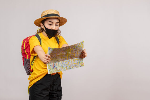 旅游正面图年轻的旅行者背着背包看地图旅行者女人旅游