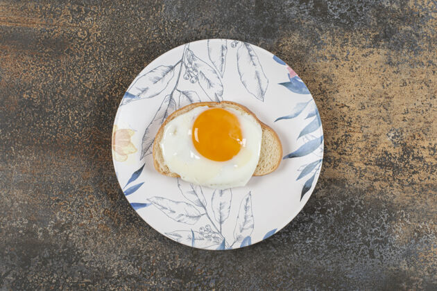 蛋黄在白面包片上放一盘鸡蛋烹饪有机盘子