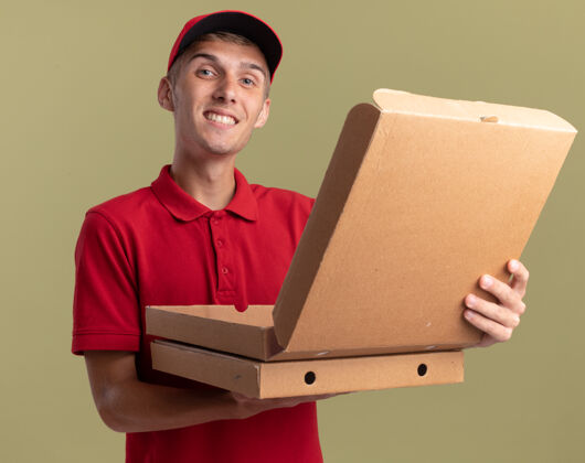 送货微笑的年轻金发送货男孩拿着比萨饼盒男孩年轻橄榄
