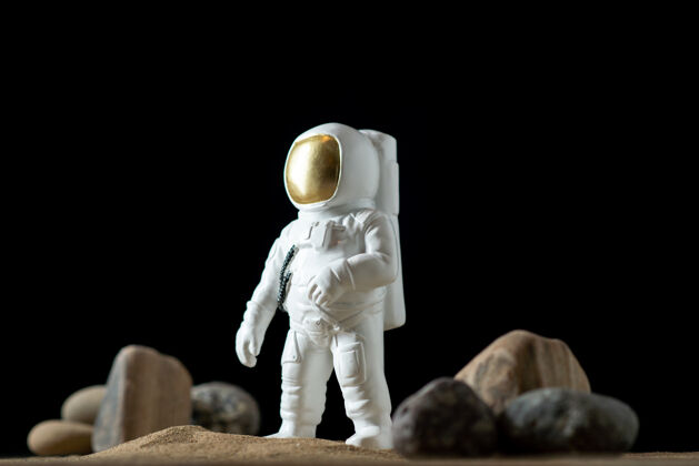 男性月球上有石头的白色宇航员的正视图人石头月亮