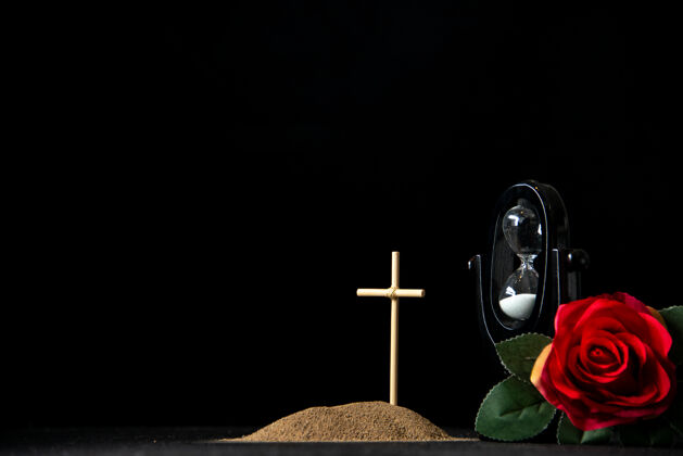 日出带沙漏和黑底红玫瑰的小坟墓正面图沙漏太阳风景