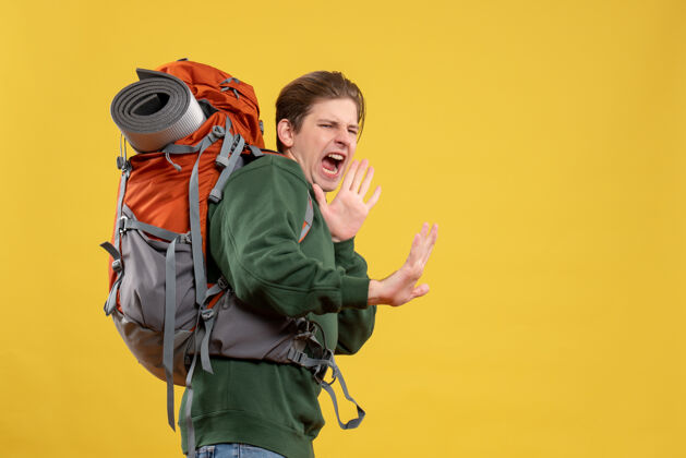 冒险正面图年轻男子背着背包准备远足年轻男性准备成人