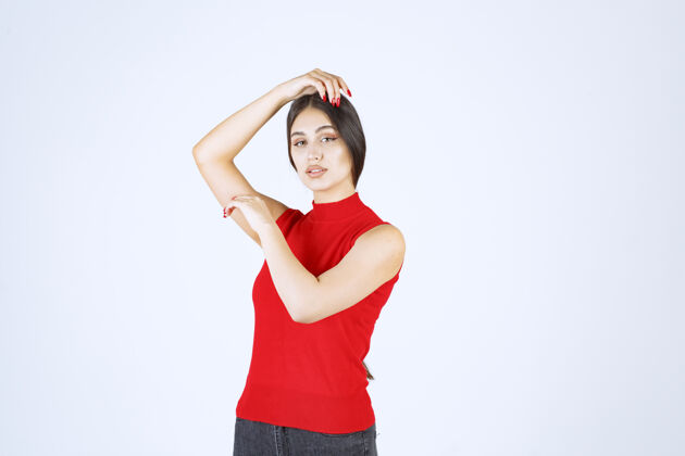 工人穿红衬衫的女孩摆出中性 积极和吸引人的姿势员工姿势人类