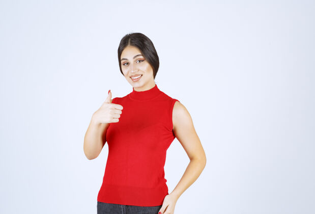 员工穿红衬衫的女孩竖起大拇指雇员成人女性