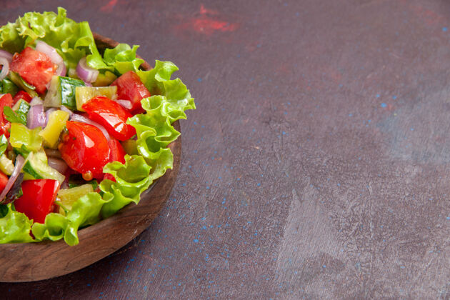配料前视图美味的蔬菜沙拉切片食品与新鲜食材的黑暗空间番茄胡椒粉健康