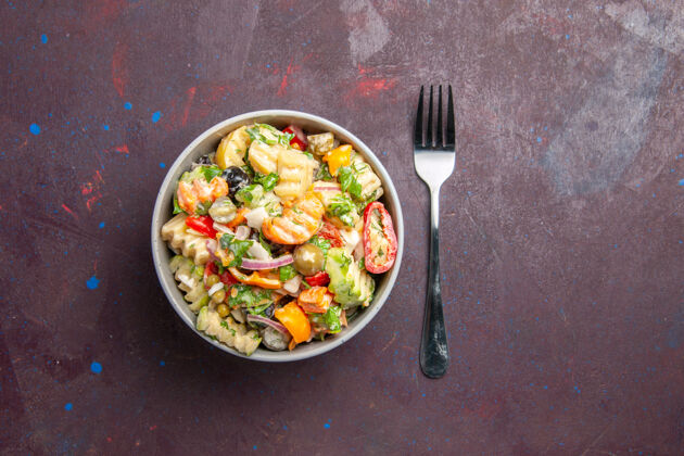 胡椒俯视图美味蔬菜沙拉由西红柿 橄榄和辣椒组成 背景为深色健康零食沙拉膳食顶部午餐橄榄