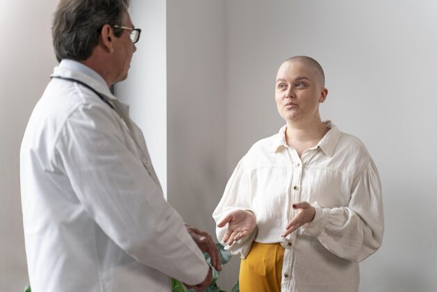癌症患乳腺癌的女人和她的医生交谈医学护理女人