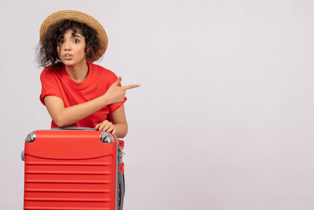 微笑正面图年轻女性带着红包准备乘坐白色背景飞机旅行休息度假阳光色旅游航班年轻的女性旅行包