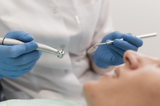 雇员在牙医那里做手术的女病人工作横向过程