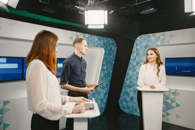 展示有两个参与者回答问题或解决难题的电视游戏节目 主持人微笑的妇女参加电视问答电视新闻广播