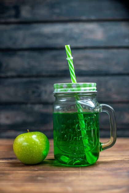 苹果正面图绿色苹果汁内罐 木质桌上有新鲜的绿色苹果饮料照片鸡尾酒吧水果颜色新鲜桌子食品