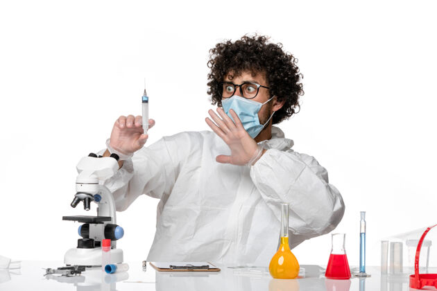 工作服男医生穿着防护服 戴着口罩 手里拿着白色的针剂病毒人实验室外套
