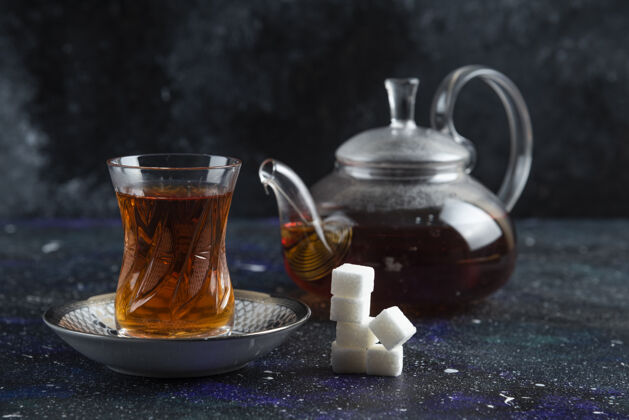 茶茶壶和一杯加糖的茶锅美味切
