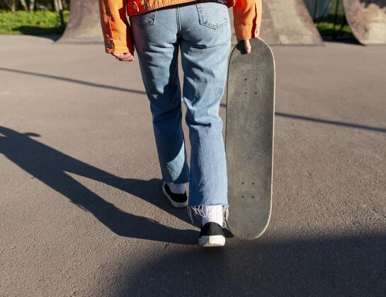 街头特写溜冰手拿着滑板运动特写户外