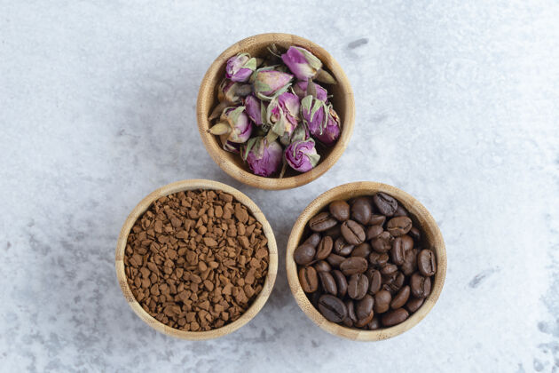 芳香木制碗充滿香氣的咖啡豆 咖啡和干玫瑰花高品質的照片自然豆類芳香