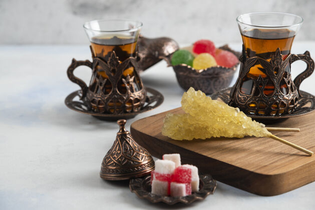 传统土耳其茶具特写镜头甜甜的糖果和芳香的茶仪式糖果香气