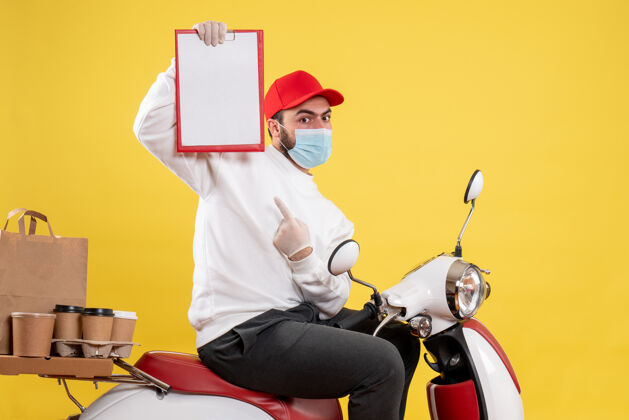 车辆戴着面具的男信使拿着黄色的文件纸条便条摩托车黄色