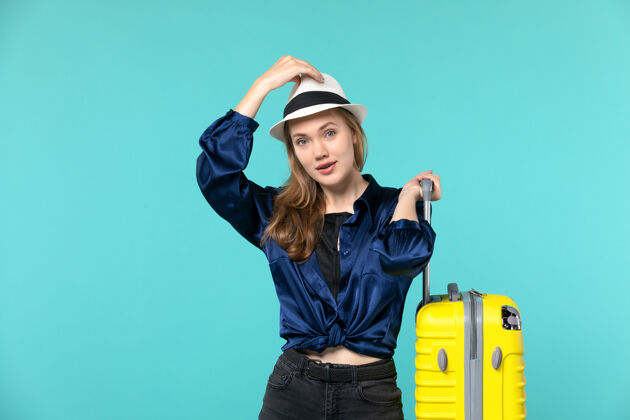 包前景年轻女子在度假 拿着大袋子在蓝色的背景上旅行海女孩旅行度假旅行肖像大人