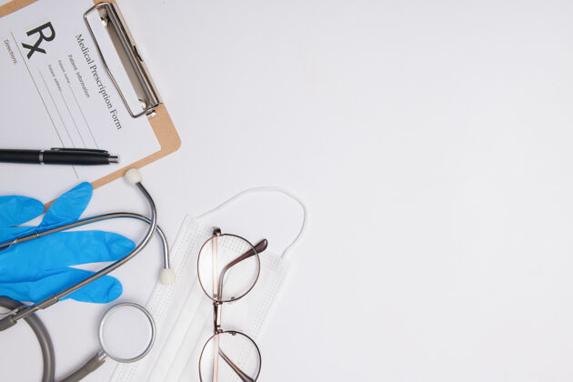 预防医生桌上的听诊器 医疗概念电晕病毒covid-19白色桌上的听诊器 眼镜和面罩防止病毒 冠状病毒 流感 感冒 疾病平面俯视图2019年NCOV疫苗检查
