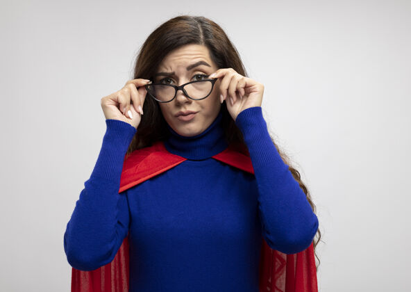 自信自信的高加索超级英雄女孩 穿着红色斗篷 拿着眼镜看镜头眼镜超级英雄眼镜