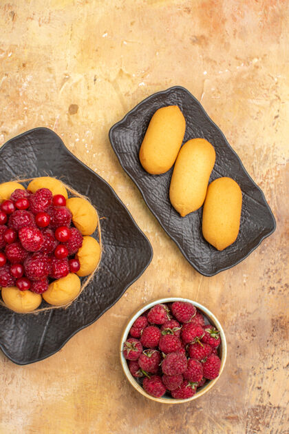 健康一个礼物蛋糕和饼干在棕色盘子上的垂直视图 背景是混合色的盘子美食背景