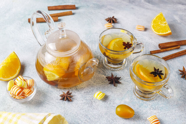 水果用橘子 蜂蜜和肉桂制成的热健康的暖冬茶杯子美味热