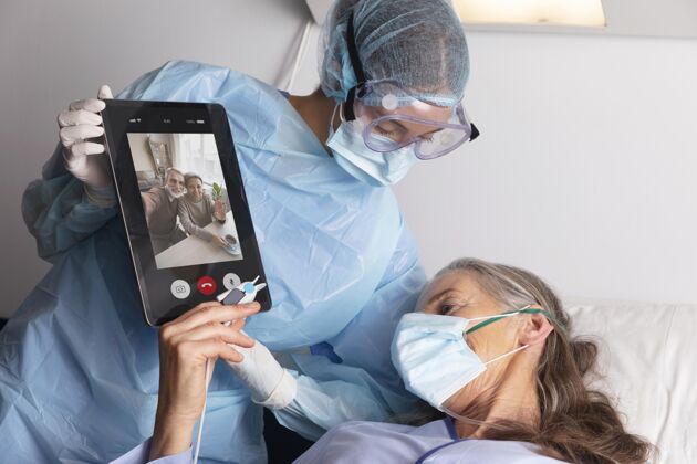 护士医院病床上的女病人通过平板电脑与家人交谈疾病健康室内