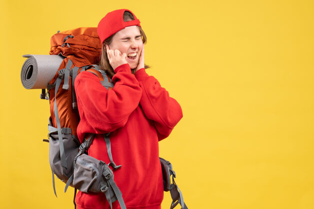 背包正面图穿着红色背包的年轻女旅行者闭上耳朵尖叫着关上尖叫帽子