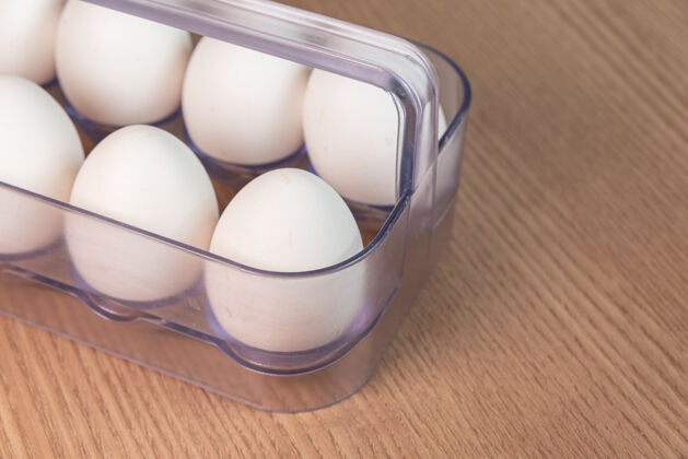 极简棕色木质表面的白色鸡蛋盒美食家传统营养