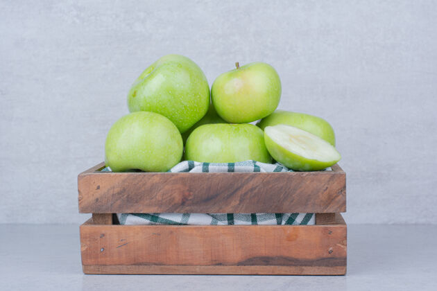 木材绿色可口的苹果在木篮子里高品质的照片新鲜有机美味