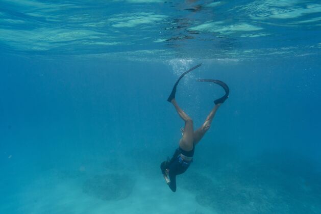 潜水女子水下自由跳水水平水下女子