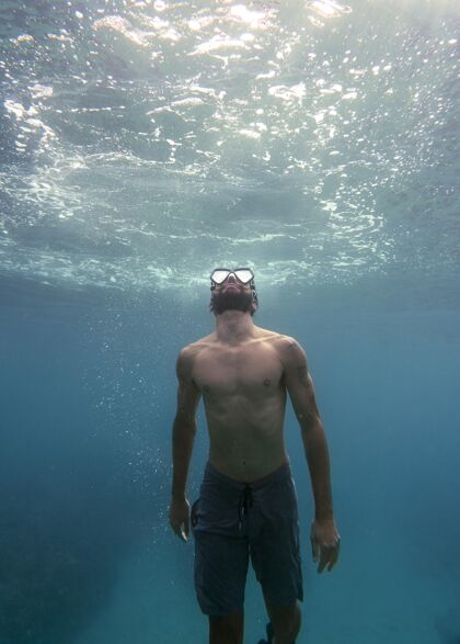 水下戴着潜水器的人在海里游泳游泳跳水游泳运动员