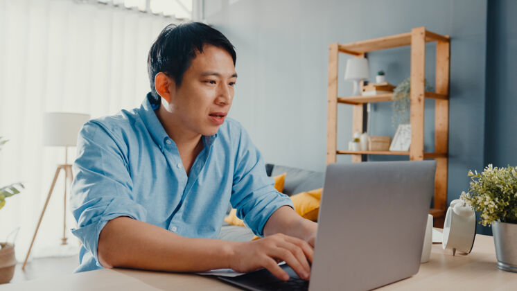 压力家伙休闲服使用笔记本电脑在线客厅在家办公企业家办公桌视频