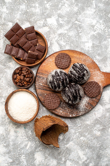 食用坚果俯瞰美味的巧克力球蛋糕与饼干在白色的表面种子饼干核桃