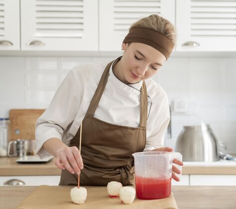 职业中等身材的女人在准备甜点工作美味食物