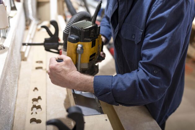 手工制作在木材车间工作的创意人制造职业制造