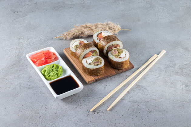 Maki美味的寿司卷 金枪鱼和腌姜放在石头背景上健康美食卷
