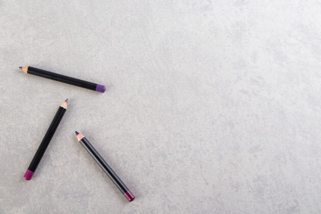 铅笔化妆铅笔放在石桌上蜡笔顶视图复制空间