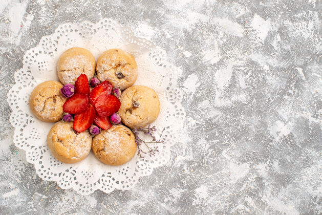 饼干白色表面有草莓的美味甜饼俯视图食品草莓可食用水果