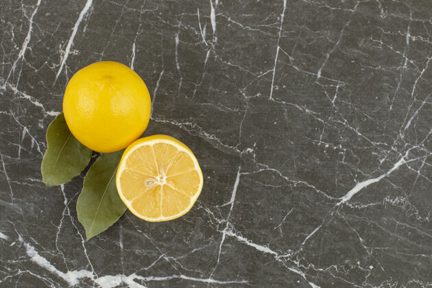 柠檬水新鲜的柠檬汁在灰色里成分有机柑橘