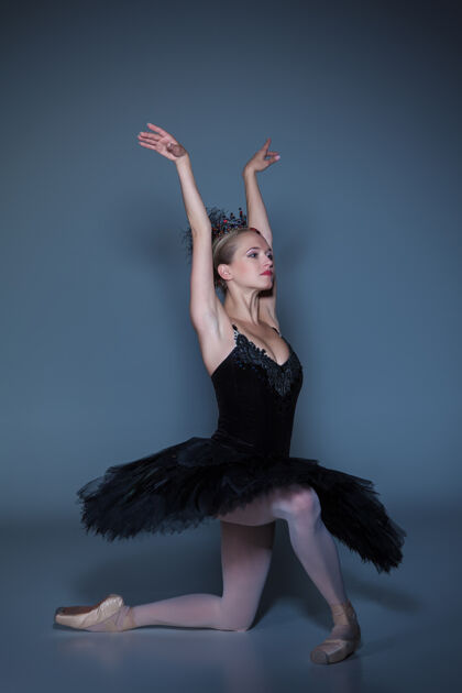 人物芭蕾舞演员在蓝色背景上扮演黑天鹅的肖像移动肖像运动
