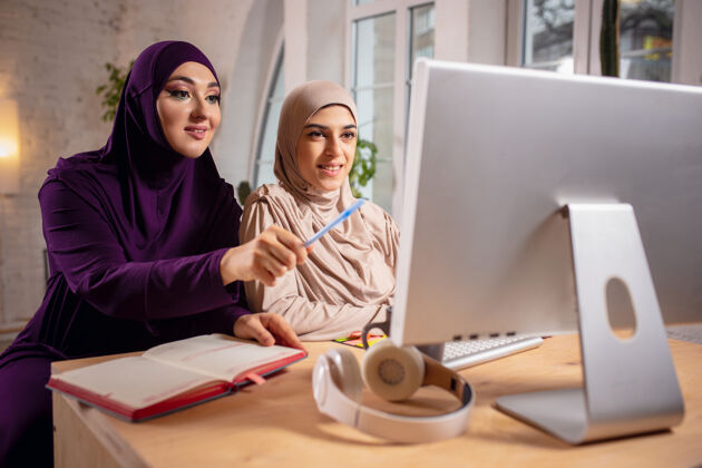 肖像快乐的两位妇女在家上课 在电脑旁学习 在线教育女人房子女性