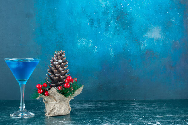 圣诞一个大的圣诞松果和一杯蓝色饮料杯子圣诞松果美味