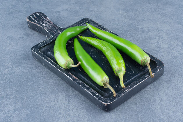 辣椒木板上的青椒食品天然绿色