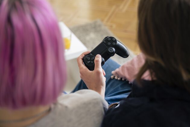 科技在室内玩电子游戏的年轻夫妇游戏在线娱乐