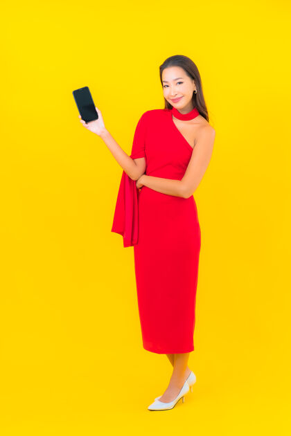 手机用智能手机描绘美丽的亚洲年轻女子屏幕使用电话